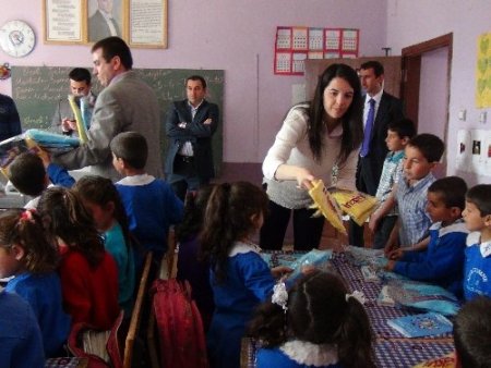 Bitlis'in dağ köyünde görev yapan bayan öğretmenlere Kaynak Holding destek çıktı