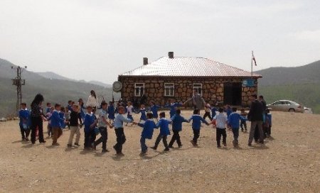 Bitlis'in dağ köyünde görev yapan bayan öğretmenlere Kaynak Holding destek çıktı