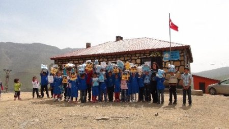 Bitlis'in dağ köyünde görev yapan bayan öğretmenlere Kaynak Holding destek çıktı