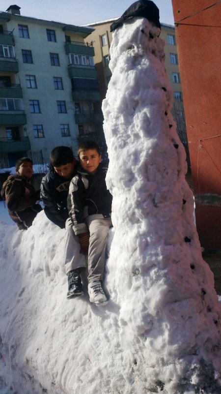 Bitlisli çocuklar kardan adamdan sıkıldı, kardan deve yaptı