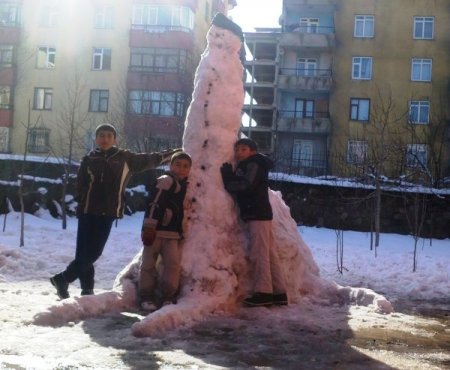 Bitlisli çocuklar kardan adamdan sıkıldı, kardan deve yaptı