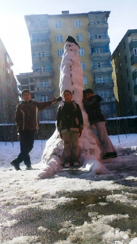 Bitlisli çocuklar kardan adamdan sıkıldı, kardan deve yaptı