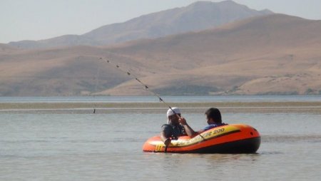 Bitlisli haftanın yorgunluğunu Nazik Gölü'nde atıyor