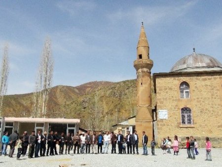 Bitlisli köylüler cami minaresinde şebeke arıyor