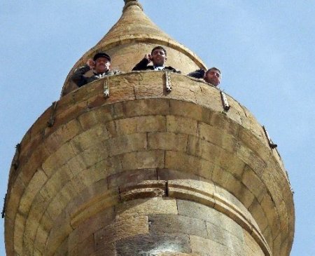 Bitlisli köylüler cami minaresinde şebeke arıyor