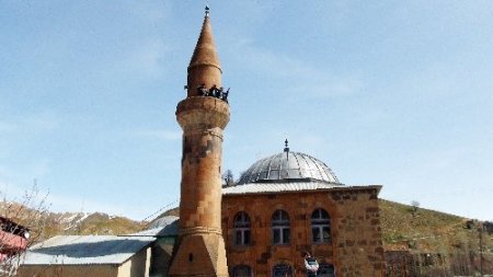 Bitlisli köylüler cami minaresinde şebeke arıyor
