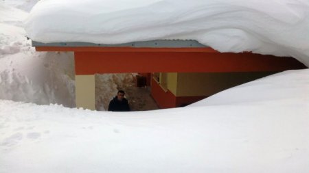 Bitlisliler, evlerin ikinci katına kar kütleleri üzerinden çıkıyor