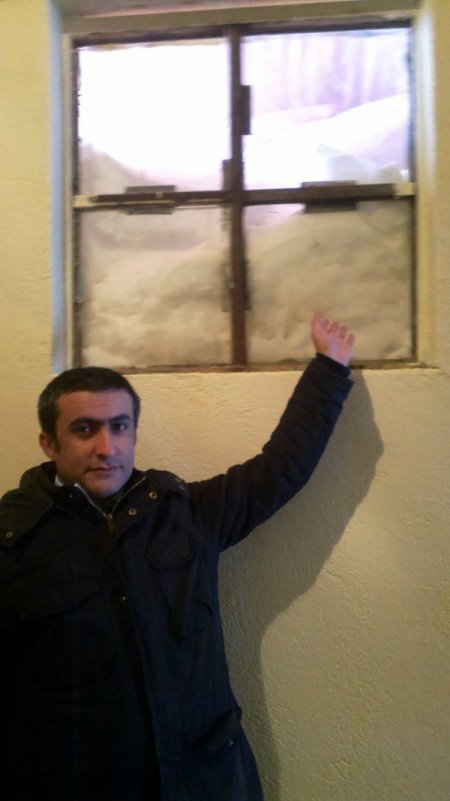 Bitlisliler, evlerin ikinci katına kar kütleleri üzerinden çıkıyor