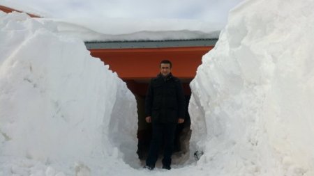 Bitlisliler, evlerin ikinci katına kar kütleleri üzerinden çıkıyor