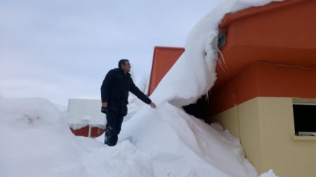 Bitlisliler, evlerin ikinci katına kar kütleleri üzerinden çıkıyor