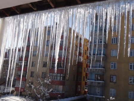 Bitlis'te 3 metrelik buz sarkıtları oluştu