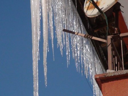 Bitlis'te 3 metrelik buz sarkıtları oluştu