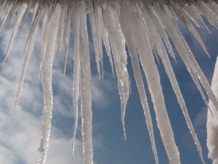 Bitlis'te 3 metrelik buz sarkıtları oluştu