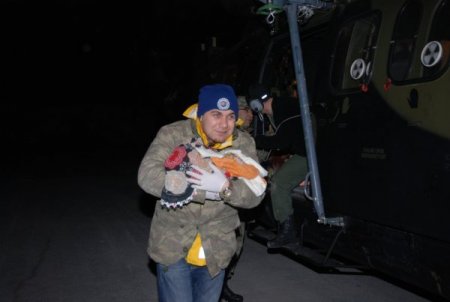 Bitlis'te 7’nci Doğumunu Helikopterde Yapan Anne Bebeğine Pilotun İsmini Verdi