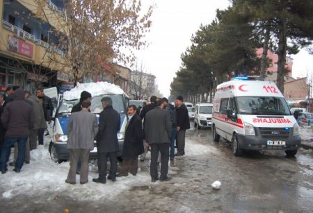 Bitlis'te çatıdan düşen kar ve buz kütlesi minibüsün tavanını ezdi: 2 yaralı