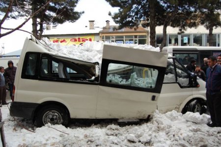 Bitlis'te çatıdan düşen kar ve buz kütlesi minibüsün tavanını ezdi: 2 yaralı