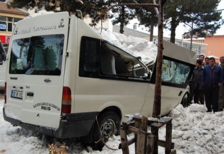 Bitlis'te çatıdan düşen kar ve buz kütlesi minibüsün tavanını ezdi: 2 yaralı