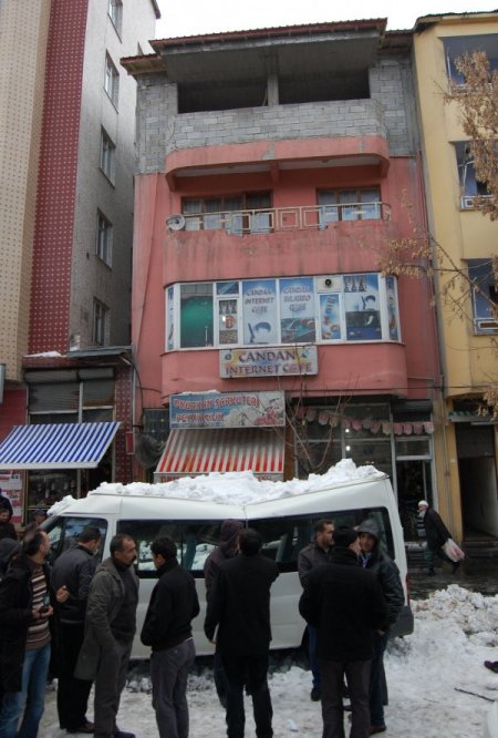 Bitlis'te çatıdan düşen kar ve buz kütlesi minibüsün tavanını ezdi: 2 yaralı