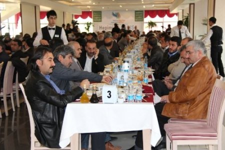 Bitlis’te eller semaya barış için kalktı