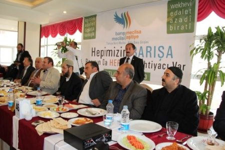 Bitlis’te eller semaya barış için kalktı