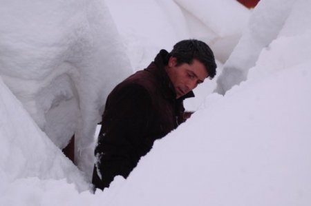 Bitlis'te Evler Kar Altında Kaldı