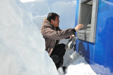 Bitlis'te Evler Kar Altında Kaldı