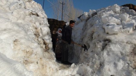 Bitlis’te evlere ulaşım kar tünelleriyle sağlanıyor