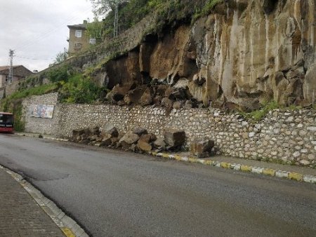 Bitlis’te göçük: Dev kayalar yola yuvarlandı