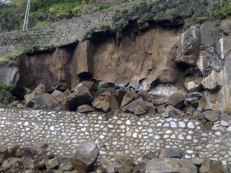 Bitlis’te göçük: Dev kayalar yola yuvarlandı