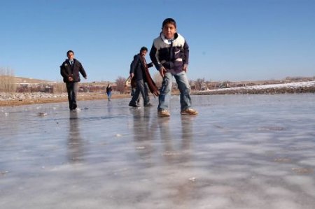Bitlis'te Göletler Dondu