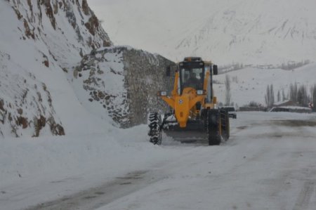 Bitlis’te İki Mevsim Bir Arada Yaşanıyor