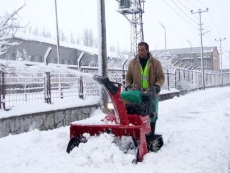 Bitlis'te Kaldırımlar Kar Motorları İle Temizleniyor