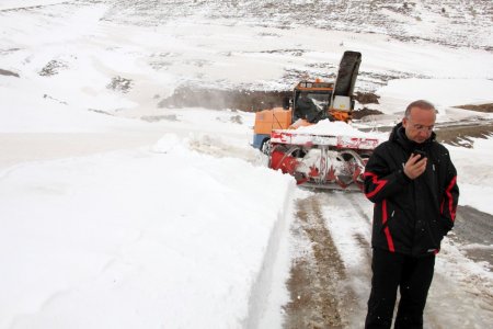 Bitlis’te kapalı köy yolarında karla mücadele devam ediyor