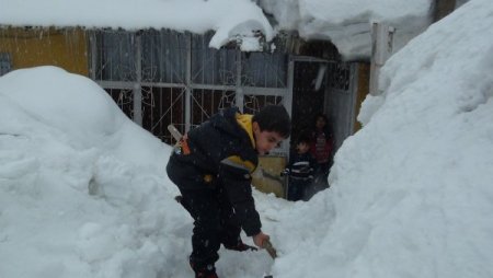 Bitlis’te kar altındaki evler kardan mağaraları andırıyor