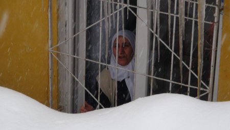 Bitlis’te kar altındaki evler kardan mağaraları andırıyor