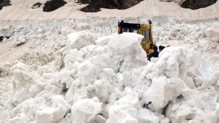 Bitlis'te kar nedeniyle 7 aydır kapalı olan son 2 köy yolu daha açılıyor
