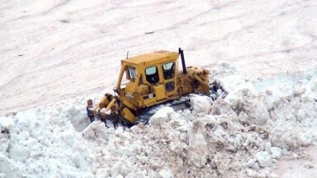 Bitlis'te kar nedeniyle 7 aydır kapalı olan son 2 köy yolu daha açılıyor