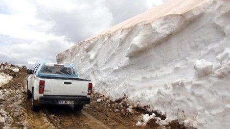 Bitlis'te kar nedeniyle 7 aydır kapalı olan son 2 köy yolu daha açılıyor