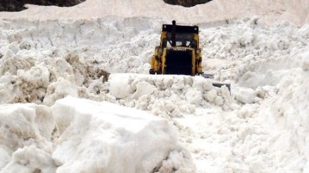 Bitlis'te kar nedeniyle 7 aydır kapalı olan son 2 köy yolu daha açılıyor
