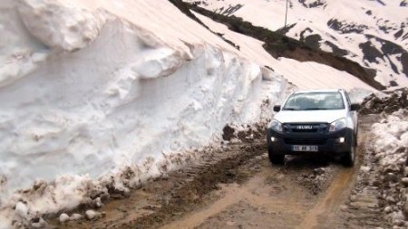 Bitlis'te kar nedeniyle 7 aydır kapalı olan son 2 köy yolu daha açılıyor