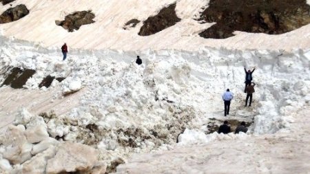 Bitlis'te kar nedeniyle 7 aydır kapalı olan son 2 köy yolu daha açılıyor