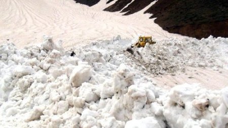 Bitlis'te kar nedeniyle 7 aydır kapalı olan son 2 köy yolu daha açılıyor