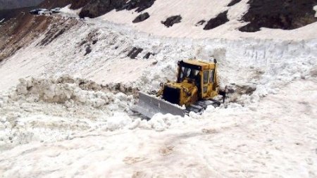 Bitlis'te kar nedeniyle 7 aydır kapalı olan son 2 köy yolu daha açılıyor