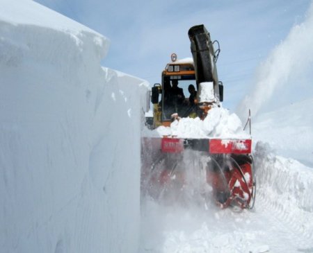 Bitlis’te köy yollarında karla mücadele çalışmaları devam ediyor
