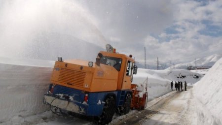 Bitlis’te köy yollarında karla mücadele çalışmaları devam ediyor