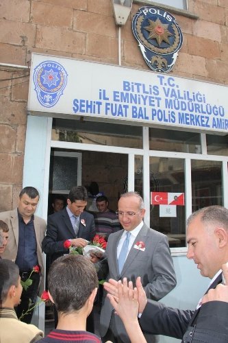 Bitlis'te Kutlu Doğum Haftası nedeniyle vali ve belediye başkanı gül dağıttı