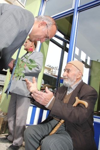 Bitlis'te Kutlu Doğum Haftası nedeniyle vali ve belediye başkanı gül dağıttı