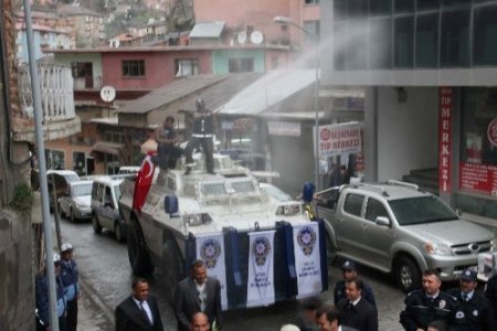 Bitlis’te polis panzerleri vatandaşa gül suyu sıktı