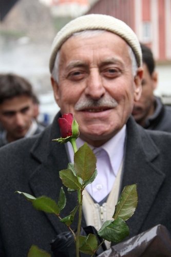 Bitlis’te polis panzerleri vatandaşa gül suyu sıktı