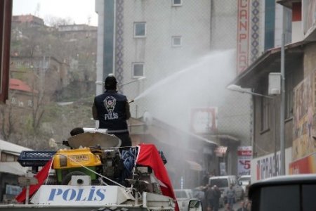 Bitlis’te polis panzerleri vatandaşa gül suyu sıktı